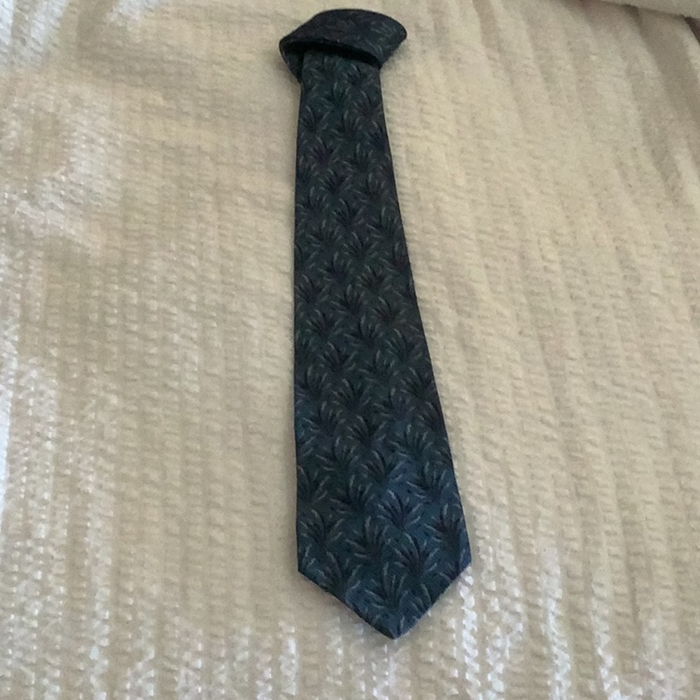 Salvatore Feragamo 100% Italian silk tie OS,Cerulean Blue with plants sprouting
